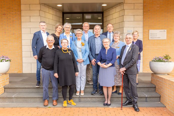 De gelukkigen in Wierden (vanaf boven): Jos Rikkert, partner Jos, Leni Rosink, partner Leni, Henk de Roo, burgemeester Tigchelaar, partner Anneke, Anneke Maneschijn, partner Henk, partner Coba, Coba Rozema, partner Gert, Gert Bolier.