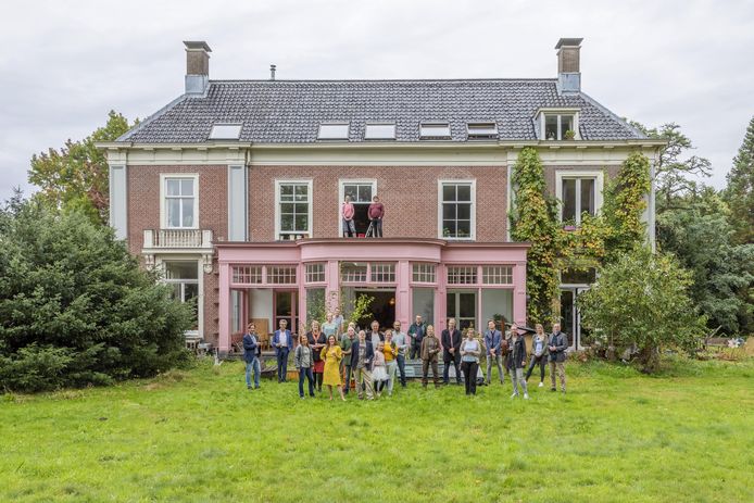 Landhuis Sandwijck is verkocht aan Stadsherstel, maar alle 22 bewoners blijven er wonen.