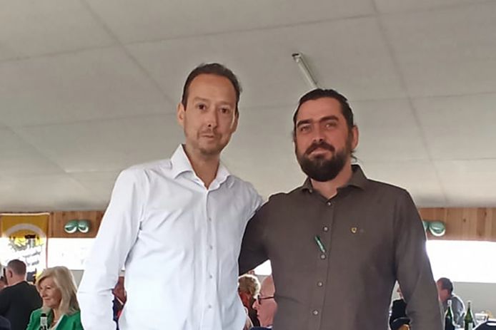 Bob Ross (links) neemt de fakkel over van Tim Van de Manacker