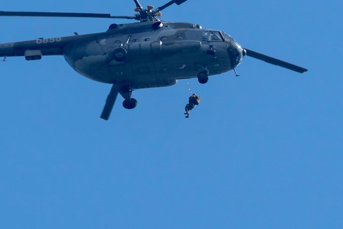 Parachutisten springen uit een helikopter tijdens een eerdere militaire oefening deze maand, zoals hier in Ermelo. Vanaf 4 tot en met 8 oktober is het hem in onder meer Meppel en Staphorst te doen.