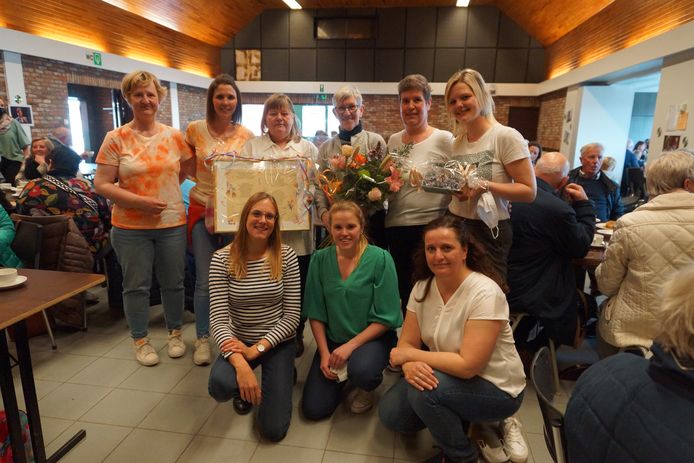 Turnjuf Myriam Dausy (vierde van links met bloemen) werd gevierd voor haar pensioen