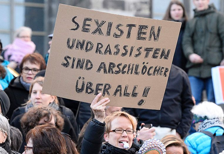 Vrouwen demonstreren zaterdag in Keulen. Beeld afp