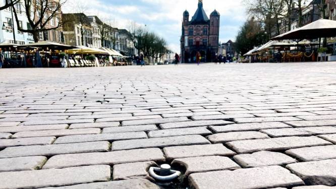 Mysterie opgelost: dit doen die haken in de grond op de Brink in Deventer