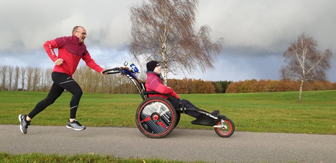 Ook in zijn werk met minder-validen blijft Gerrit Voortman hardlopen en zijn cliënten genieten van dat uurtje lekker in de buitenlucht, zoals hier Falco.
