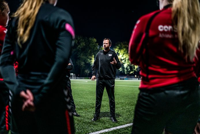Trainer Joost van Elden van VDZ.