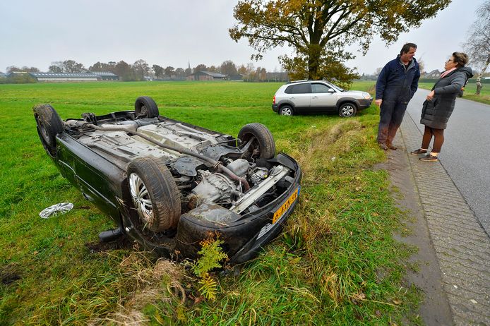 De auto belandde op het dak.