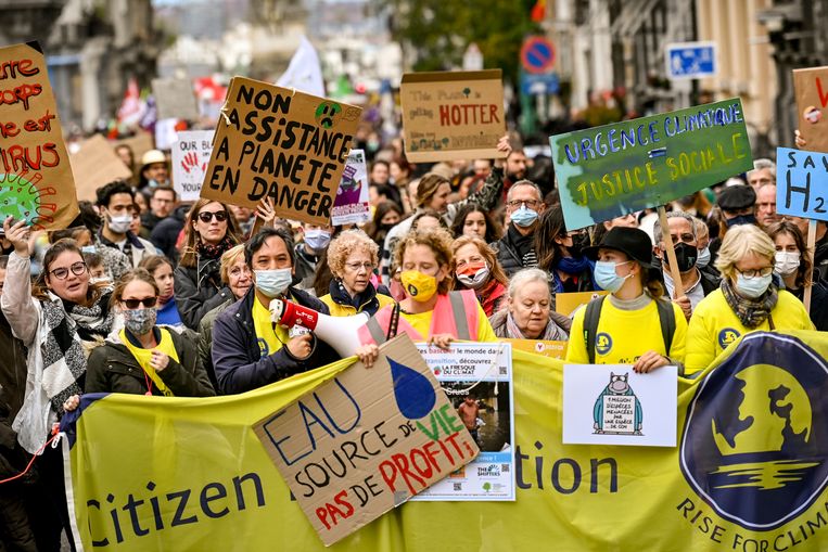 Klimaatactivisten in Brussel voor de start van de top in Glasgow. Beeld Photo News