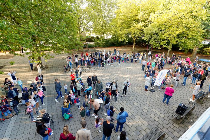 Het schoolplein van De Brembocht in de Veldhovense wijk 't Look. Leerlingen uit Huysackers kunnen tot eind 2020 op deze basisschool terecht.