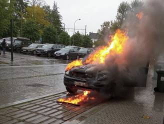 KIJK. Auto brandt uit op Stationsplein: “Nabije panden werden gelukkig niet beschadigd”