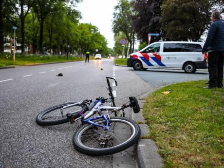 Automobilist schept fietser in Apeldoorn en gaat er vandoor (maar dit vond de politie in de berm)
