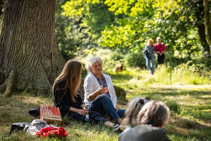 De ongedwongen sfeer van Lutterzand Literair 2022. Het festival gaat dit jaar niet door.