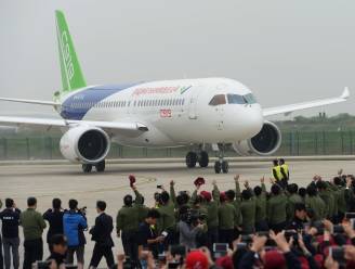 Chinese concurrent van Boeing en Airbus voert eerste passagiersvlucht uit