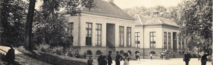 De Zandwijckse Poort in 1906, op de plek waar nu de Voorstad en Oliemolenwal kruisen. Deze afbeelding komt vrijwel zeker groot op het nieuwbouwcomplex.