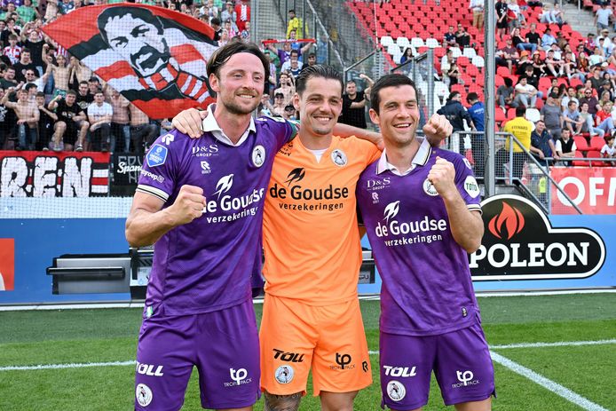 Nick Olij (midden) viert voor het uitvak de overwinning op FC Utrecht met Bart Vriends en Pelle Clement.
