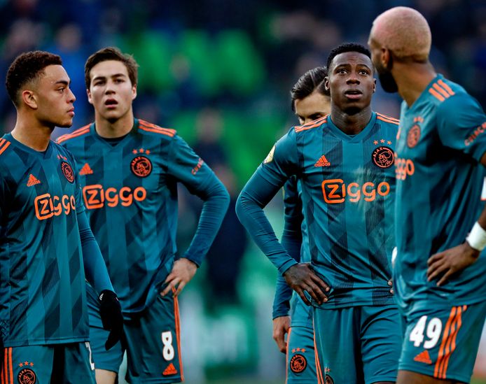 Ajax verliest in Groningen. Serginho Dest, Carel Eiting, Quincy Promes en Tagliafico en Ryan Babel balen van het verlies.