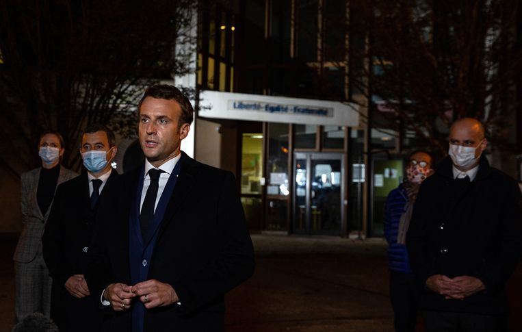 De Franse president Macron spreekt de pers toe bij de school waar een leraar werd onthoofd.  Beeld EPA
