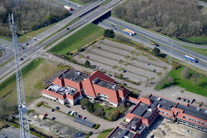 Luchtfoto van het Van der Valk Hotel in Hengelo.
