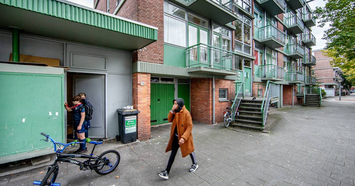 Schade na explosie woning Nolensstraat in Geuzenveld