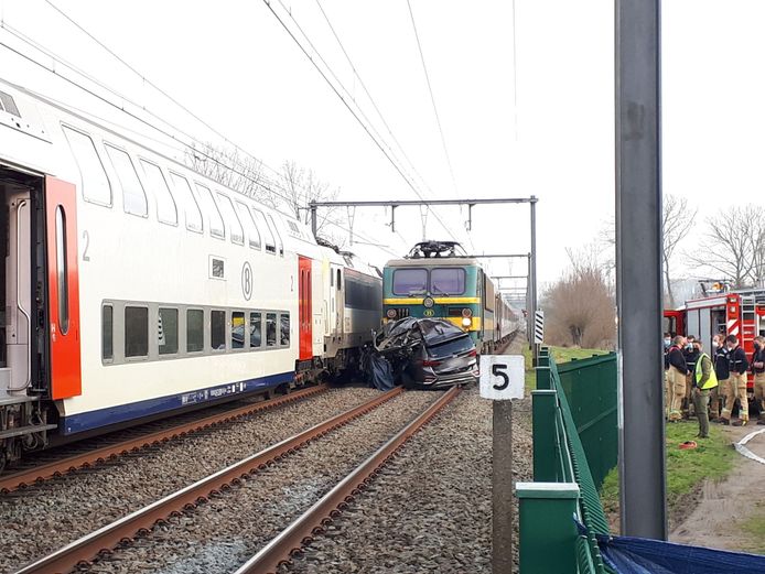 De wagen werd gisteren door twee passagierstreinen gegrepen.
