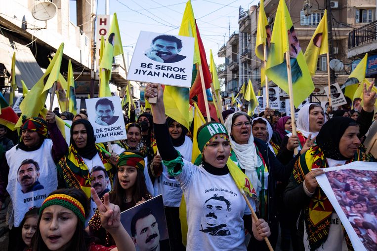 Aanhangers van de PKK gaan de straat op om de vrijlating van hun leider, Abdullah Ocalan, te eisen. Die zit sinds 1999 vast in Turkije. Beeld AFP
