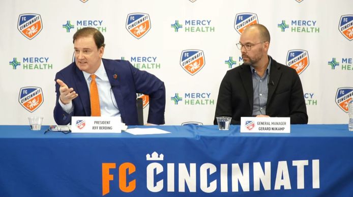 Cincinnati-voorzitter Jeff Berding op de persconferentie met naast zich directeur Gerard Nijkamp.
