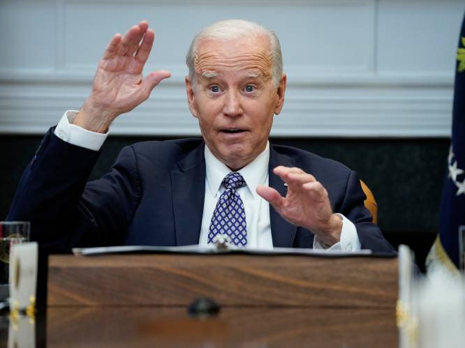 Biden vindt dat Republikeinen economie "gijzelen" in debat over schuldenplafond