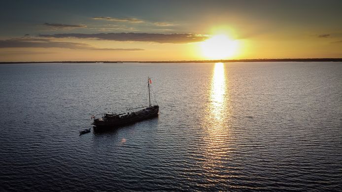 Piet van Schendel ligt met zijn historisch binnenvaart vrachtschip al maanden op de Beulakerwijde. Elke avond een prachtige zonsondergang