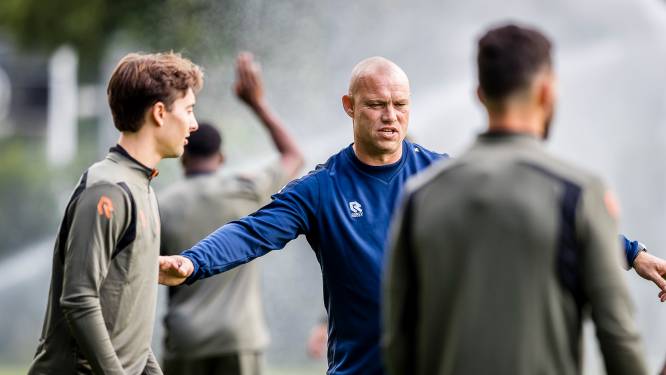 Hofland neemt Willem II-spelers onder handen: ‘Ze worden uit hun comfort zone gehaald’