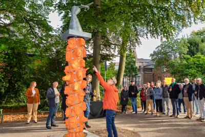 Met hoge zuil vol gezichten komt kunst in Gilze laagdrempelig naar de mensen toe