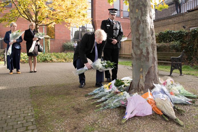 De Britse premier Boris Johnson legt bloemen ter nagedachtenis aan de 39 Vietnamese slachtoffers.
