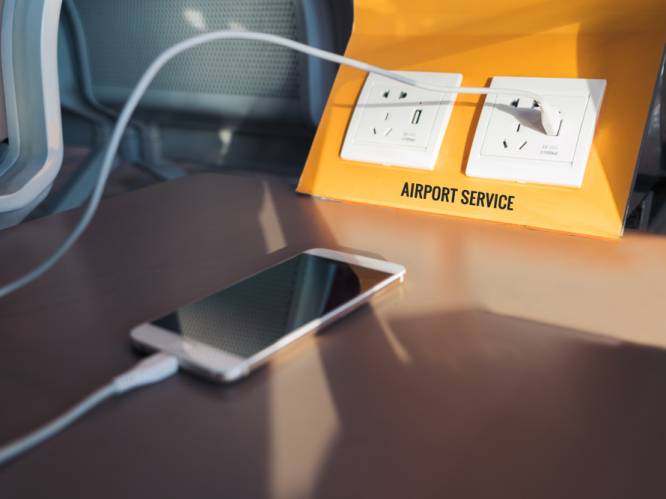 Waarom je maar beter niet je smartphone aan USB-laders op de luchthaven hangt