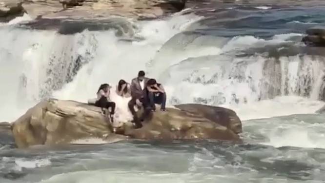 Fotoshoot van bruidspaar valt letterlijk in het water