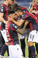 Matchwinner Roberto Soriano neemt de felicitatie in ontvangst van Nicola Sansone.