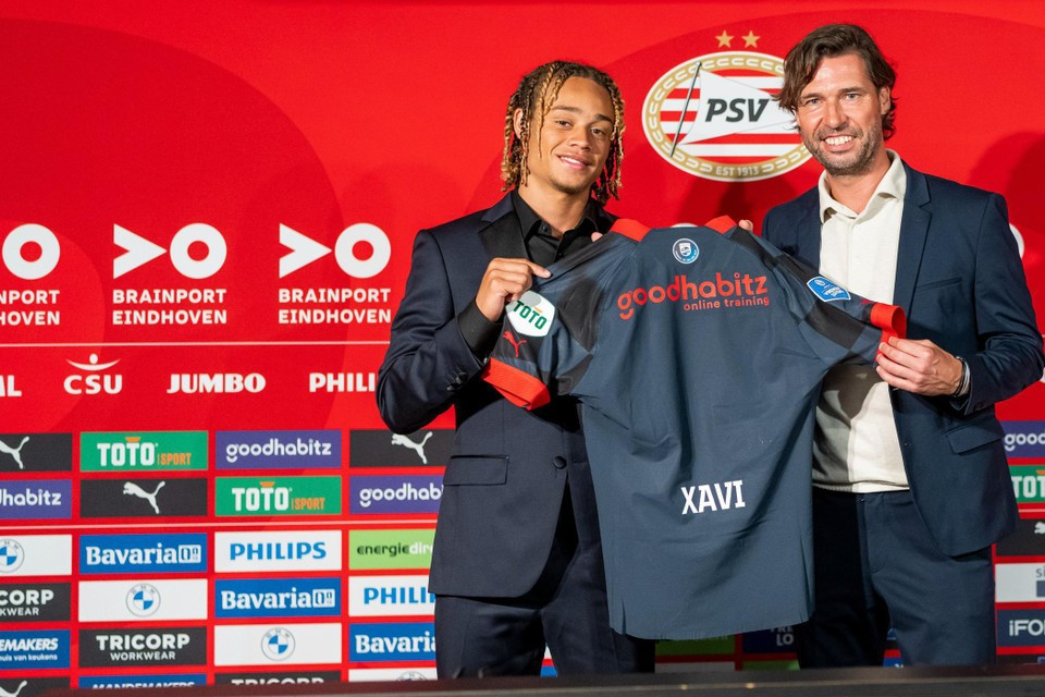 Xavi Simons en voormalig technisch directeur John de Jong van PSV in juni.