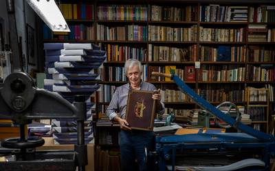 Gijs Wortel (80) is al 65 jaar boekbinder, nu heeft hij een biografie over zichzelf ingebonden