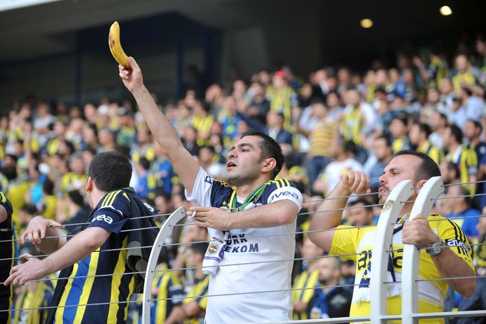 Een supporter van de Turkse club Fenerbahçe zwaait met een banaan. Tot groot ongenoegen van Didier Drogba, die op dat moment (2013) voor tegenstander Galatasaray speelt.