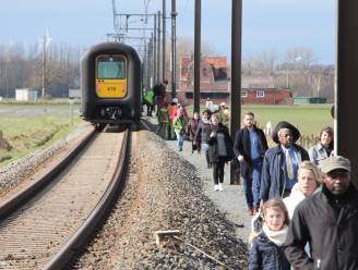 Auto valt stil op overweg in Zillebeke, moeder en dochter ontsnappen nipt aan aanstormende trein