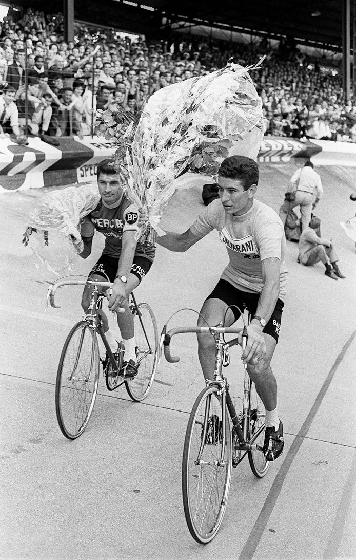 Na de laatste etappe van de Tour die gewonnen werd door Felice Gimondi. Ook hier zou Poulidor tweede eindigen.