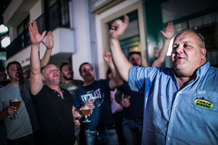Kopman van Forza Ninove Guy d'haeseleer (R) tijdens de viering van de verkiezingswinst in Ninove.