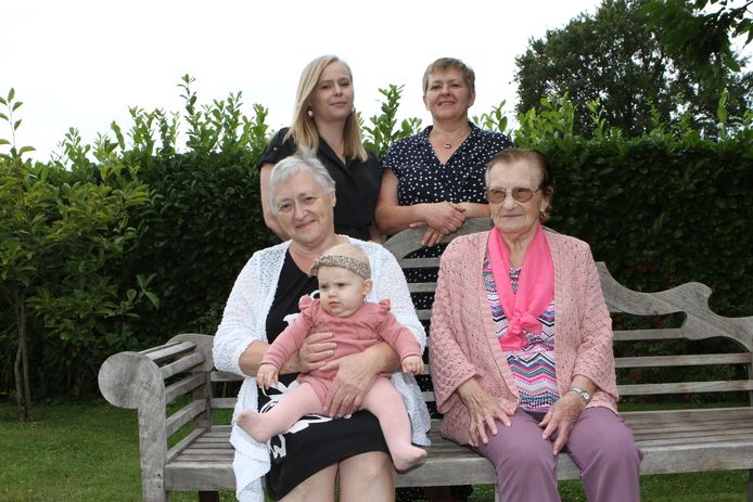 Kleine Lina met overgrootmoeder Francine, mama Nikki, grootmoeder Brigitte en betovergrootmoeder Yvonne.