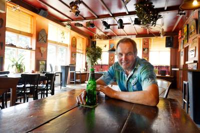 Nick (32) neemt café Halfweg in Beckum over: ‘Hij kent het café van haver tot gort’