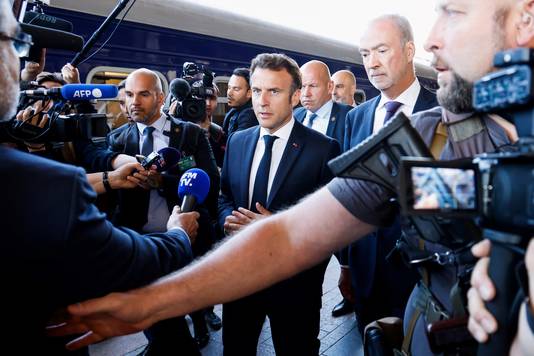 Macron bij aankomst in het station van Kiev.