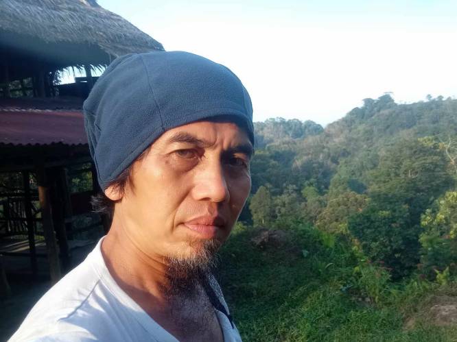 Yanfaisal (49) op zoek naar vrouw die hij 30 jaar geleden ontmoette in Indonesië: “Ze schreef haar adres op, maar dat raakte ik helaas kwijt” 