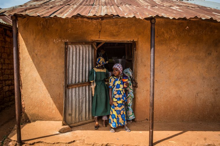 Meisjes komen uit een winkeltje in Tenti Babba in Nigeria. Beeld The Washington Post via Getty Im