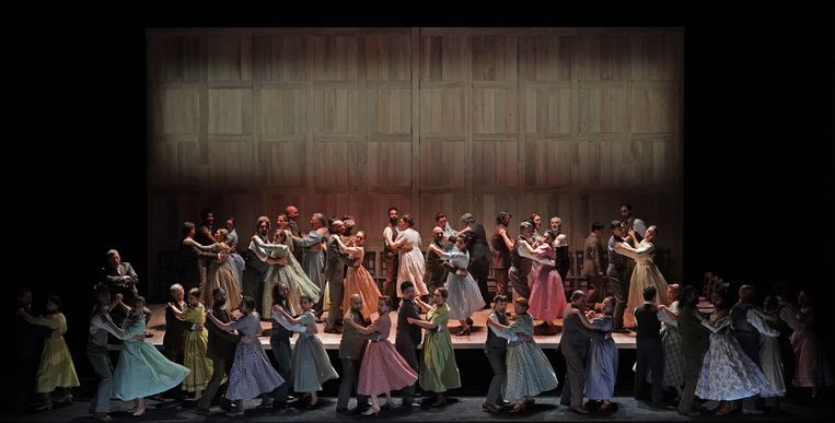 Het koor van De Munt levert een geweldige prestatie in ‘Jevgeni Onegin’.  Beeld Karl Forster