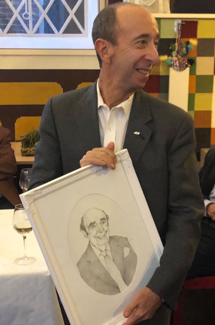 David Löwenberg met portret van vader Willi, getekend door Paul van der Steen.