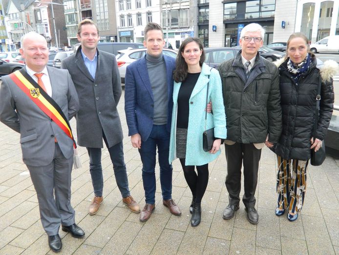 Michaël Vrijmoed en zijn verloofde Stephanie (midden). Ook papa Jean-Yves en mama Marianne waren van de partij (rechts). Links burgemeester Koen Loete en broer David Vrijmoed.