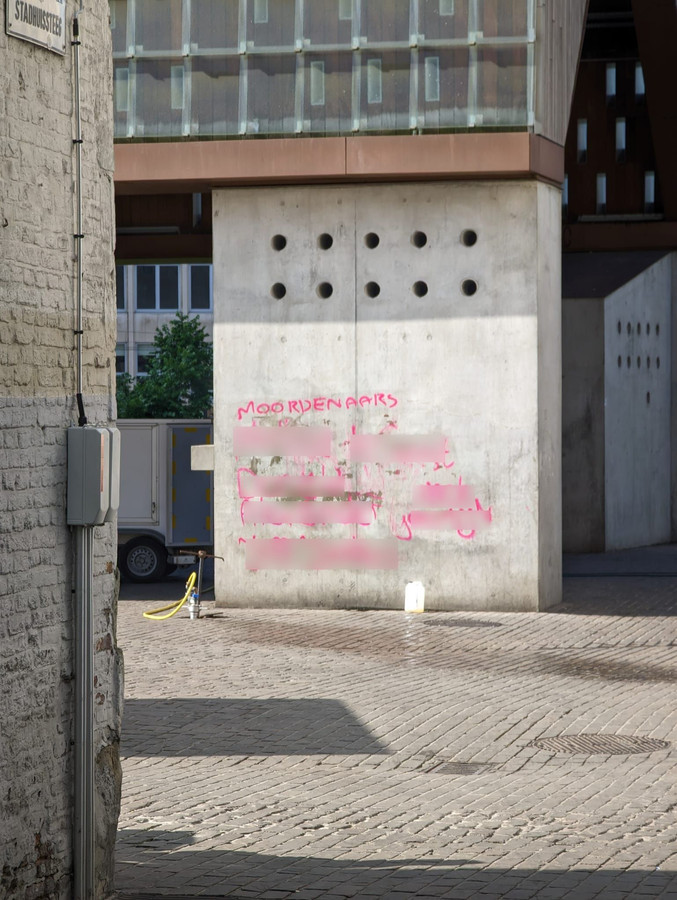 moordenaars-namen-van-reuzegommers-met-graffiti-aangebracht-en