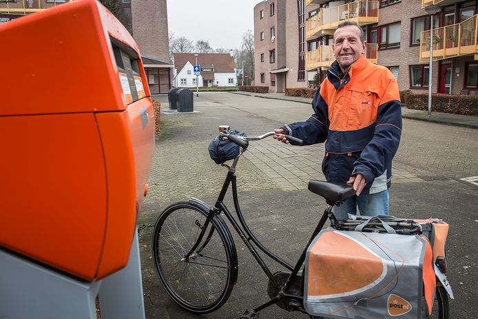 Altijd vrolijk fietst en loopt Toon van den Berg door de straten.