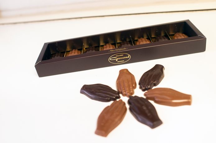 Antwerpse Handjes In Chocolade Van Chocolaterie Goossens Een Combinatie Van Drie Streekproducten Antwerpen Pzc Nl